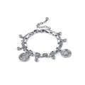 Vue détaillée du bracelet double couche en acier titane avec breloques couronne et perles. - Style Couronne Argent (B1426-SI)