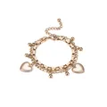 Vista dettagliata di un bracciale a doppio strato dorato con ciondoli a cuore e sfere - B1423-rg