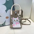 Primo piano di una elegante borsa per cellulare in maglia con un simpatico gatto - Custodia Per Telefono In Silicone N. 4