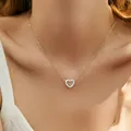 Elegante collana in argento 925 con pendente a cuore cavo scintillante su modella - Argento 925 / Argento