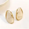 Unregelmäßige cremefarbene Harz-Ohrstecker mit elegantem goldenem Metallrahmen - Weiß
