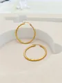 Nahaufnahme eleganter großer 24K vergoldeter Creolen mit einem strukturierten Streifenmuster. - 30MM / Gold