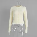 Elegante cardigan in maglia crema a maniche lunghe con vita a costine, slim fit - S / Albicocca