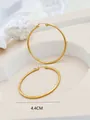 Detailweergave van goudkleurige gestreepte oorringen met 4,4 cm maataanduiding - 40mm / Goud