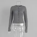 Cardigan in maglia grigia aderente con vita a coste e chiusura a bottoni - S / grigio scuro
