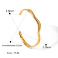 Vista dettagliata del bracciale ondulato placcato oro con peso e misure - Bracciale Rigido Aperto con Trama a Onde (Y266915441)