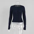 Dettaglio del cardigan in maglia blu scuro slim fit con vita a costine e bottoni - S / Blu navy