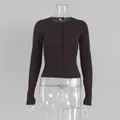 Dettaglio di cardigan in maglia a maniche lunghe marrone scuro - S / caffè