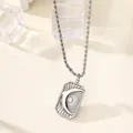 Collier avec pendentif vintage soleil et lune en relief, acier au titane argenté - Couleur Acier