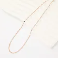 Macrodetail van een minimalistische roségouden roestvrijstalen lippenkettingstructuur - Lippenketting 40cm+5cm / Roségoud