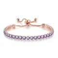 Detailansicht eines verstellbaren Armbands mit 4 mm lila Zirkonia in Roségold. - Februar Amethystviolett