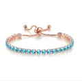 Detailansicht eines verstellbaren roségoldenen Armbands mit 4 mm blauen Zirkonias - März Aquamarin
