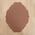Elegante tovaglietta in lino terracotta con pregiati doppi bordi ricamati in oro dorato - 45x35CM / caffè
