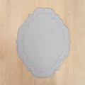 Elegante tovaglietta in lino grigio festonata con un dettaglio a doppio bordo ricamato. - 45x35CM / Grigio chiaro