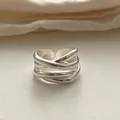 Vue détaillée d'une bague croisée multicouche irrégulière en argent sterling 925 pur - Ouvert Réglable / Or Blanc