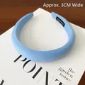 Detalle de diadema acolchada de esponja azul claro de 3 cm de ancho con acabado textil. - Azul cielo