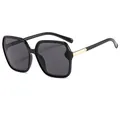 Gafas de sol cuadradas grandes con protección UV400 y elegantes patillas doradas. - Montura Negro Brillante Lente Gris