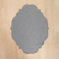 Elegante tovaglietta in lino grigio con bordi smerlati e ricami su legno - 45x35CM / grigio scuro