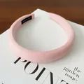 Vue détaillée du serre-tête éponge rose rembourré de 3 cm pour un effet bombé - Rose Clair