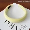 Vue rapprochée du serre-tête en éponge jaune clair avec un design rembourré élégant - Light jaune