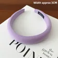 Gros plan d'un serre-tête en éponge violet de 3 cm de large en tissu doux de luxe. - Mauve Clair