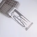 Komplettes graues 4-teiliges Haarstyling-Set mit Kamm und Haarschlaufen auf Karte - 4-teiliges Geflochtenes Haarset In Grau