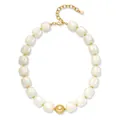 Collier ras du cou bohème chic en perles de résine blanche et grosse boule dorée - Style A-Blanc