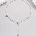 Vue détaillée d'un collier en acier inoxydable argenté avec pendentifs cœur. - Argent