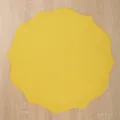Set de table élégant en coton et lin jaune avec une bordure brodée et festonnée. - 39cm / Jaune