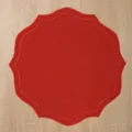 Élégant set de table rouge festonné en coton et lin avec bordure brodée sur bois - 39cm / Bordeaux