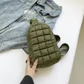 Borsa da petto in nylon trapuntato verde leggero con tracolla regolabile donna - Verde militare