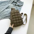 Borsa da petto leggera in nylon trapuntato con trama pieghettata color kaki scuro - Marrone