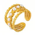 Eleganter mehrlagiger goldener Edelstahlring verziert mit schicken weißen Perlen - Gj016