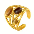 Eleganter goldener Edelstahlring mit unregelmäßigen Bändern und drei braunen Steinen - GJ017