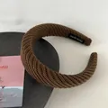 Serre-tête en éponge tricotée marron au design surélevé pour femmes et jeunes filles - Café Tricoté