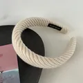 Serre-tête en éponge tricotée blanc crème avec design haut de crâne pour un coiffage élégant - Blanc Lait Tricoté