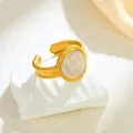 Eleganter vergoldeter Edelstahlring, offen mit perlmutfarbenem runden Inlay-Design - Gj020 - Gold