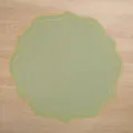 Set de table festonné en coton et lin vert sauge avec bordure brodée jaune fine - 39cm / Vert