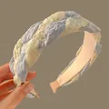 Serre-tête tressé en dentelle bleu clair et beige pour une coiffure d'été tendance et douce - Dentelle Bleu Ciel