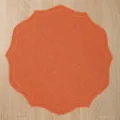 Set de table haut de gamme en lin orange avec bord festonné et broderie sur fond bois - 39cm / Orange