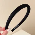 Serre-tête rembourré noir classique pour un coiffage élégant avec volume sur le dessus - Noir Lisse
