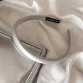 Serre-tête rembourré en satin argenté avec éponge douce pour un volume de cheveux élevé - Gris Argent Lisse
