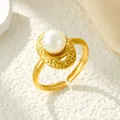 Vergoldeter Edelstahlring in Vintage-Stil mit einer großen weißen Perle, offen - Gj029 - Gold