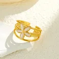 Vergoldeter Edelstahlring, offen, mit einer zarten perlmuttfarbenen Blüte mit fünf Blättern - Gj031 - Gold Und Weiß