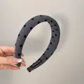 Serre-tête en éponge gris à pois noirs élégant conçu pour un effet de tête haute parfait - Gris Pois