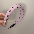 Serre-tête élégant en éponge rose avec motifs de nœuds noirs pour un style surélevé - Nœud Rose