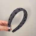 Serre-tête rembourré gris élégant avec motifs de nœuds noirs pour un effet bombé chic. - Gris avec Nœud