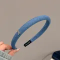 Serre-tête rembourré en denim bleu clair avec une délicate breloque en forme de nœud - Serre-tête Fin Bleu
