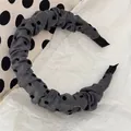 Serre-tête gris à pois à volants avec un design élégant pour un effet bombé haut - Style Plissé Gris à Pois