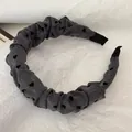 Serre-tête élégant gris avec joli motif de cœurs noirs et design froissé à la mode - Style Plissé Cœur Gris